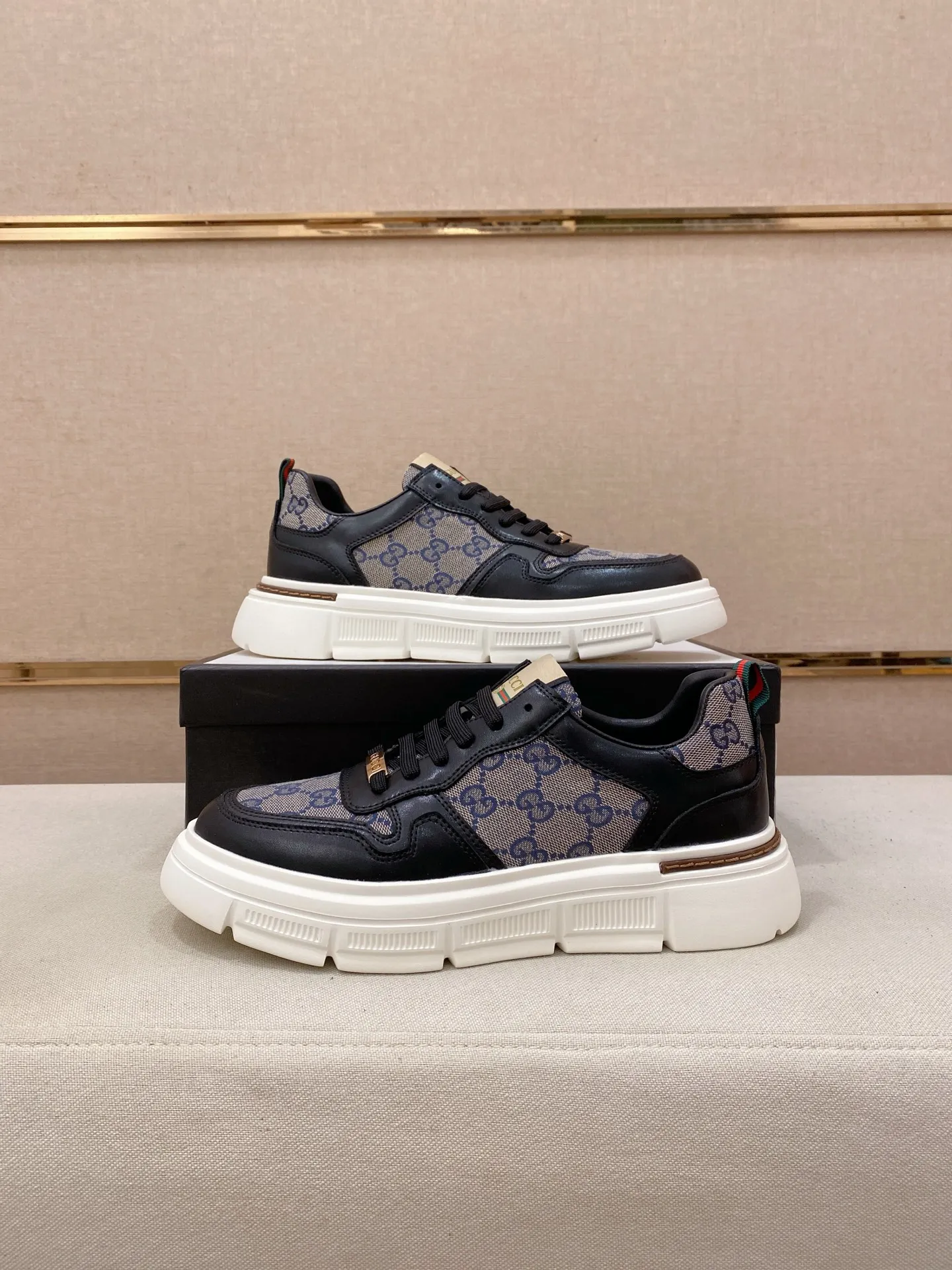 Men's shoes💰 400💰The new GUCCI (Gucci) counters are launched simultaneously. The new men's shoes, 😘fabrics are selected from imported cowhide, and the lining is sheepskin lining. 👍🏿 High-end ☄️ air-cushion molded anti-slip rubber outsole, exquisite lines, simple and elegant, comfortable and high-end for leisure travel. Code number: 38 to 44 (45 can be customized and cannot be returned or exchanged)
